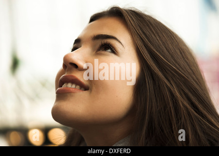 Close-up ritratto di ragazza adolescente guardando verso l'alto, Germania Foto Stock