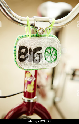 Close-up di Big Bike segno sulla bicicletta, studio shot Foto Stock