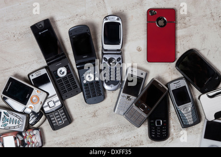 Una selezione di vecchi telefoni mobili (cellulari) Foto Stock