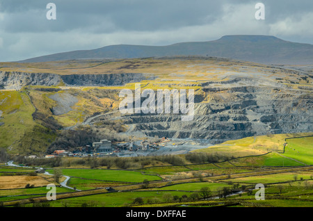 Cave a ponte Helwith vicino a Horton in Ribblesdale nel Yorkshire Dales National Park con Ingleborough all'orizzonte Foto Stock