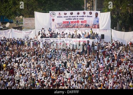 Varanasi, Uttar Pradesh dell India. 25 Mar, 2014. Le persone che frequentano il rally di Aam Aadmi Party (AAP), o l'uomo comune del partito, di Varanasi, Uttar Pradesh dell India, 25 marzo 2014. Una neonata Indian anti-corruzione parte Aam Aadmi partito svoltasi un rally martedì nella città santa di Varanasi per le elezioni generali di aprile. India andrà alle urne il 7 aprile di quest'anno, secondo il paese della commissione indipendente per le elezioni. Credito: Zheng Huansong/Xinhua/Alamy Live News Foto Stock