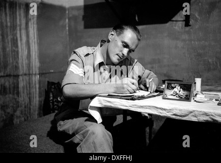 Un sergente del Royal Army Service Corps (RASC) iscritto home durante il WW2 dall'Egitto. Foto Stock