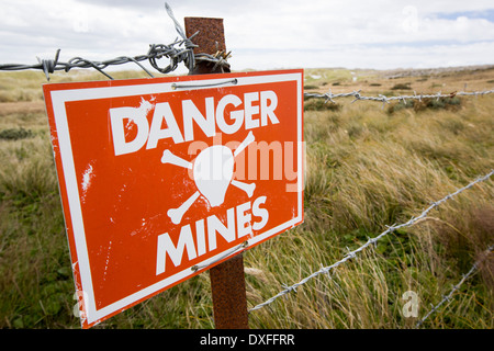 Un segnale di avvertimento circa la presenza di miniere di argentino sul Falkands, lasciati dagli anni ottanta il conflitto delle Falklands Foto Stock
