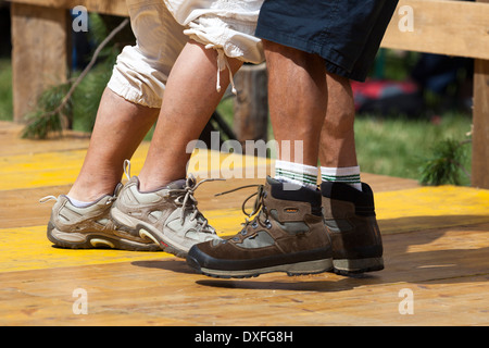 Coppia danzante in scarpe da trekking Foto Stock