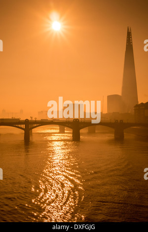 L'appannamento mattina sul Fiume Tamigi. Foto Stock