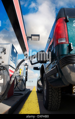 Close-up del carrello essendo riempito fino a stazione di gas, Trans Canada Highway, vicino a Thunder Bay, Ontario, Canada Foto Stock