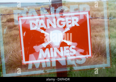 Un segnale di avvertimento circa la presenza di miniere di argentino sul Falkands, lasciati dagli anni ottanta il conflitto delle Falklands Foto Stock