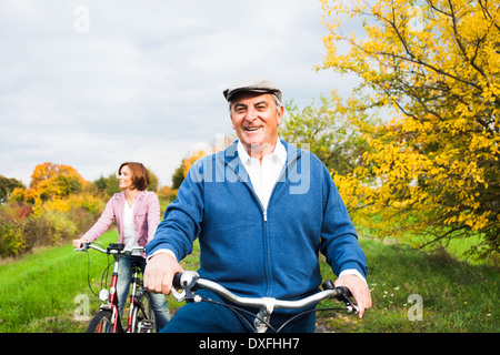 Paio di andare in bicicletta in autunno, Mannheim, Baden-Württemberg, Germania Foto Stock