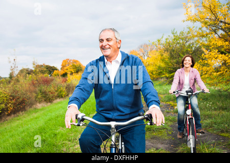 Paio di andare in bicicletta in autunno, Mannheim, Baden-Württemberg, Germania Foto Stock