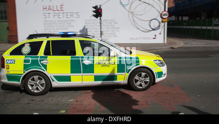 999 Emergency Responder auto   NHS Nord Ovest ambulanza accelerando attraverso Ancoats in Manchester, Regno Unito Foto Stock