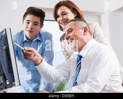 La gente di affari in ufficio, Mannheim, Baden-Württemberg, Germania Foto Stock