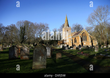 Bugbrooke villaggio chiesa e grave yard Foto Stock