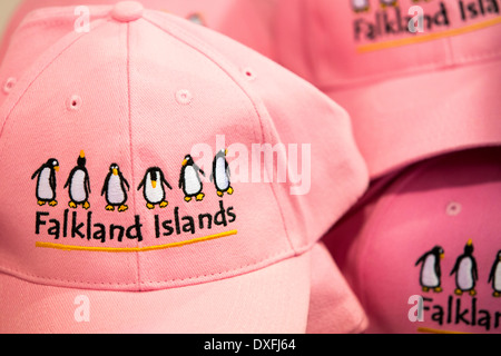 I cappelli da baseball per la vendita in un negozio di articoli da regalo in Port Stanley nelle isole Falkland. Foto Stock