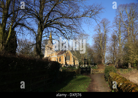 Bugbrooke villaggio chiesa e grave yard Foto Stock