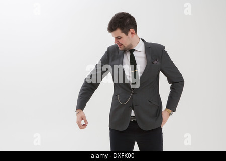 Ben vestito uomo d affari sarto nel grande suit. adulti bellezza africana black blazer imprenditore caucasico discesa di abbigliamento moda Foto Stock