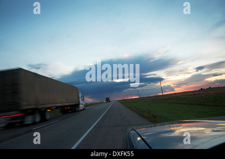 Trasporti sulla Trans Canada Highway guardando ad ovest, vicino a Swift corrente, Alberta, Canada Foto Stock