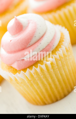 Tortini di vaniglia e rabboccato con crema di fragola. Foto Stock