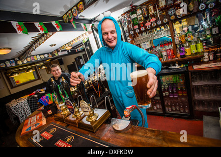 CHRIS KIFF, il locatore di NAG'S HEAD pub in Aberystwyth, Wales UK, sarà indossa solo onesies ogni giorno del 2014 Foto Stock