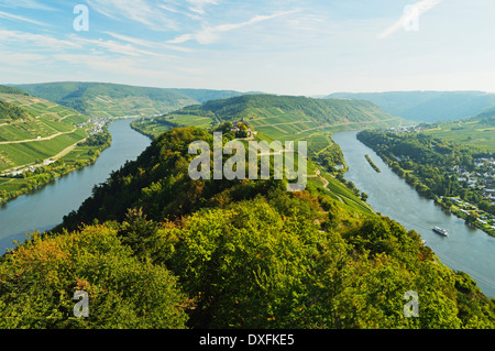 Fiume Moselle e Castello di Marienburg, vicino Bullay, Renania-Palatinato, Germania Foto Stock