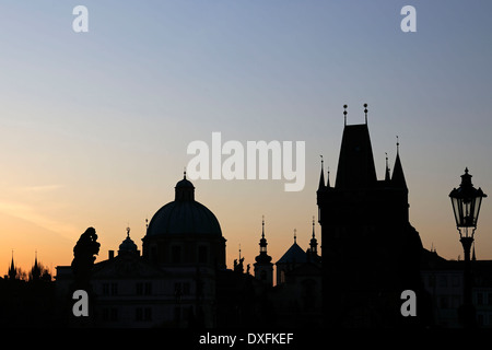 Charles Bridge all'alba, Praga, Boemia, Repubblica Ceca Foto Stock