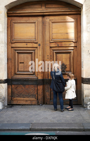 Madre e figlia a porta, Parigi, Francia Foto Stock