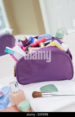 Donna articoli da toeletta, Cosmetica Travel Bag su bagno contatore, riempito con uno spazzolino da denti, lozione, trucco e altri prodotti di bellezza, STATI UNITI D'AMERICA Foto Stock