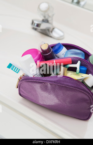 Donna articoli da toeletta, Cosmetica Travel Bag su bagno contatore, riempito con uno spazzolino da denti, lozione, trucco e altri prodotti di bellezza, STATI UNITI D'AMERICA Foto Stock