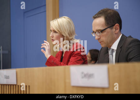 Berlino, Germania. 25 Mar, 2014. Heiko Maas, Ministro federale della giustizia e dei consumatori, protectionand e Manuela Schwesig, Cancelliere federale per la famiglia, gli anziani, le donne e i giovani, per le "linee guida per la procedura legislativa per la pari partecipazione di uomini e donne in posizioni di leadership nel settore privato e nel servizio civile' a livello federale conferenza stampa a Berlino. Immagine: Manuela Schwesig (SPD), Ministro tedesco della famiglia, e Heiko Maas, ministro tedesco della giustizia e per la tutela dei consumatori, a Berlino, in Germania, il 25 marzo 2014. (Credito Immagine: © Reynaldo Pa Foto Stock