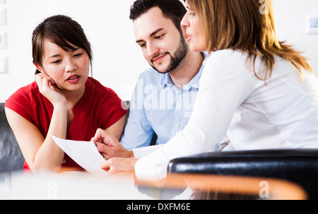 Imprenditrice in discussione con coppia giovane, Germania Foto Stock