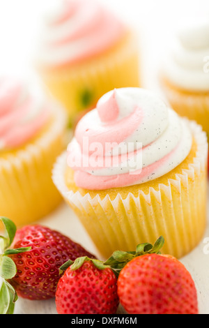 Tortini di vaniglia e rabboccato con crema di fragola. Foto Stock