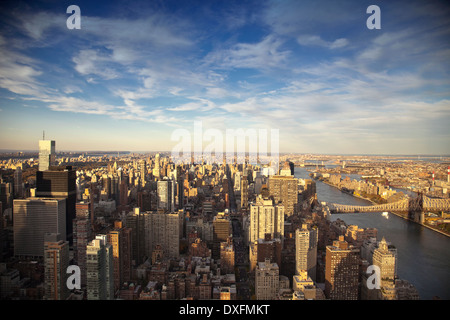 Vista in elevazione di Manhattan a Mid-Town con East River e il Queensboro Bridge al tramonto. Foto Stock