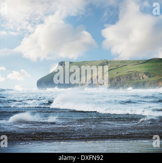 Vista panoramica del mare mosso e operazioni automatiche di fine campo, Polzeath, Cornwall, Inghilterra Foto Stock