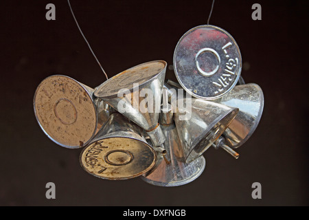 A forma di cono antique lampada di kerosene (inizio circa ottocento saldato stagno o kerosene lampada) per vendere Foto Stock