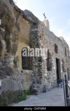 La Chiesetta di Piedigrotta, una chiesa situata in una grotta scavata interamente in pietra di tufo, appena a nord del Pizzo in Calabria. Foto Stock