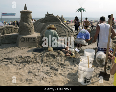Ai partecipanti al XXIII annuale di Coney Island scultura di sabbia la concorrenza crea la scultura del ciclone iconica rollercoaster. Foto Stock