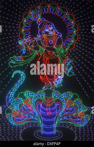 Coloratissima rappresentazione di dio Krishna utilizzando le luci a LED, Ganesh Festival di Pune, Maharashtra, India Foto Stock