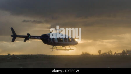 Modesto, CA, Stati Uniti d'America. 25 Mar, 2014. La misericordia Air Ambulance prende il largo con un avvicinamento meteo storm in western Stanislao County vicino a Hart Rd e l'autostrada 132 dopo il prelievo di un paziente da un veicolo vs semi incidente automobilistico Marzo 25th, 2014. © Marty Bicek/ZUMAPRESS.com/Alamy Live News Foto Stock