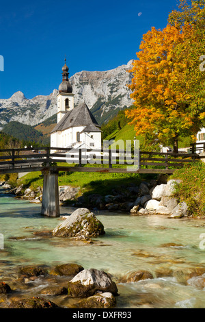 Ramsau chiesa in autunno, Ramsau, vicino a Berchtesgaden, Baviera, Germania Foto Stock