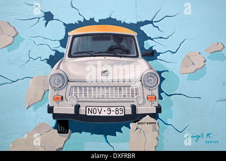 Prova il resto Trabant rottura attraverso il muro di Berlino da Birgit Kinder dipinto sul muro di Berlino East Side Gallery Berlin Foto Stock