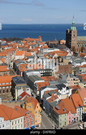 Vista dalla chiesa di Santa Maria oltre il centro storico della città con la Chiesa di San Nicola e porta Strelasund città anseatica di Foto Stock