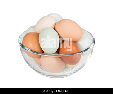 Assortimento di diverso colore, freschi, uova di pollo in una ciotola di vetro. Isolato su sfondo bianco. Foto Stock