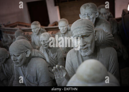 Varanasi (India). 25 Mar, 2014. Le sculture in pietra sono visti in una fabbrica di Varanasi, un vecchio e sante indù città situata sulla riva del fiume Gange, India, 25 marzo 2014. Il Riverside città santa Varanasi's stone carving industria è in pieno boom. Artisti provenienti da stati confinanti produrre non solo le sculture di dei e dee, ma anche gli esseri umani. Le sculture di pietra di Varanasi, essere lussuoso in stile e design, attirano un numero sempre maggiore di clienti ogni anno e sono venduti in tutta l India e mercati oltremare. © Zheng Huansong/Xinhua/Alamy Live News Foto Stock