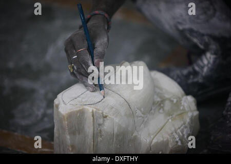 Varanasi (India). 25 Mar, 2014. Un artigiano lavora su una scultura in pietra in una fabbrica di Varanasi, un vecchio e sante indù città situata sulla riva del fiume Gange, India, 25 marzo 2014. Il Riverside città santa Varanasi's stone carving industria è in pieno boom. Artisti provenienti da stati confinanti produrre non solo le sculture di dei e dee, ma anche gli esseri umani. Le sculture di pietra di Varanasi, essere lussuoso in stile e design, attirano un numero sempre maggiore di clienti ogni anno e sono venduti in tutta l India e mercati oltremare. © Zheng Huansong/Xinhua/Alamy Live News Foto Stock