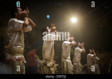 Varanasi (India). 25 Mar, 2014. I sacerdoti svolgono Gange Aarti di Varanasi, un vecchio e sante indù città situata sulla riva del fiume Gange, India, 25 marzo 2014. Il Gange Aarti è la cerimonia rituale Indù che mostra il loro impegno per il fiume dèi. A causa delle sue medicazioni e uno stile unico, la magnifica manifestazione è diventata un must-vedere attività di Varanasi e attira turisti da tutto il mondo ogni giorno. © Zheng Huansong/Xinhua/Alamy Live News Foto Stock