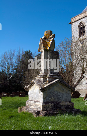 Vecchia croce rotto nella parrocchia di San Michele sagrato, Bishop's Itchington, Warwickshire, Inghilterra, Regno Unito Foto Stock