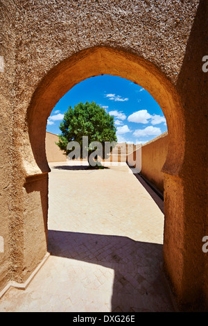 Arabesque adobe arch al cortile interno del Alaouite Ksar Fida costruito da Moulay Ismaïl. Oasi Tafilalet, Rissini, Marocco Foto Stock