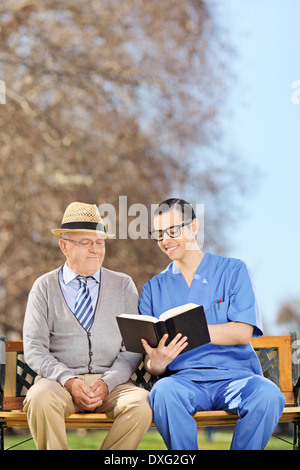 Infermiere la lettura al titolare di una pensione o di una rendita in posizione di parcheggio Foto Stock