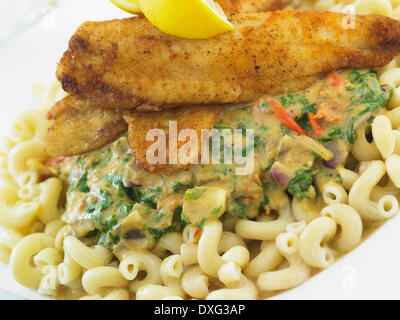 Pasta torsioni con salsa speziata spinaci e pesce Foto Stock