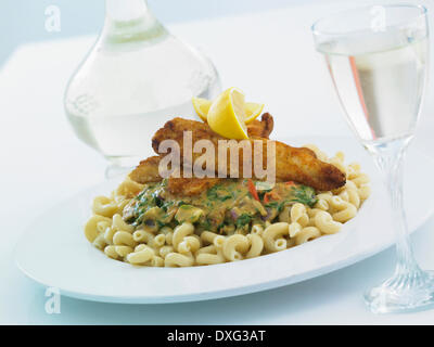 Pasta torsioni con salsa speziata spinaci e pesce Foto Stock