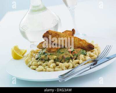 Pasta torsioni con salsa speziata spinaci e pesce Foto Stock